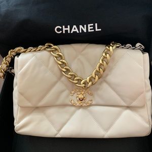 CHANEL 19 Large flap Bag
